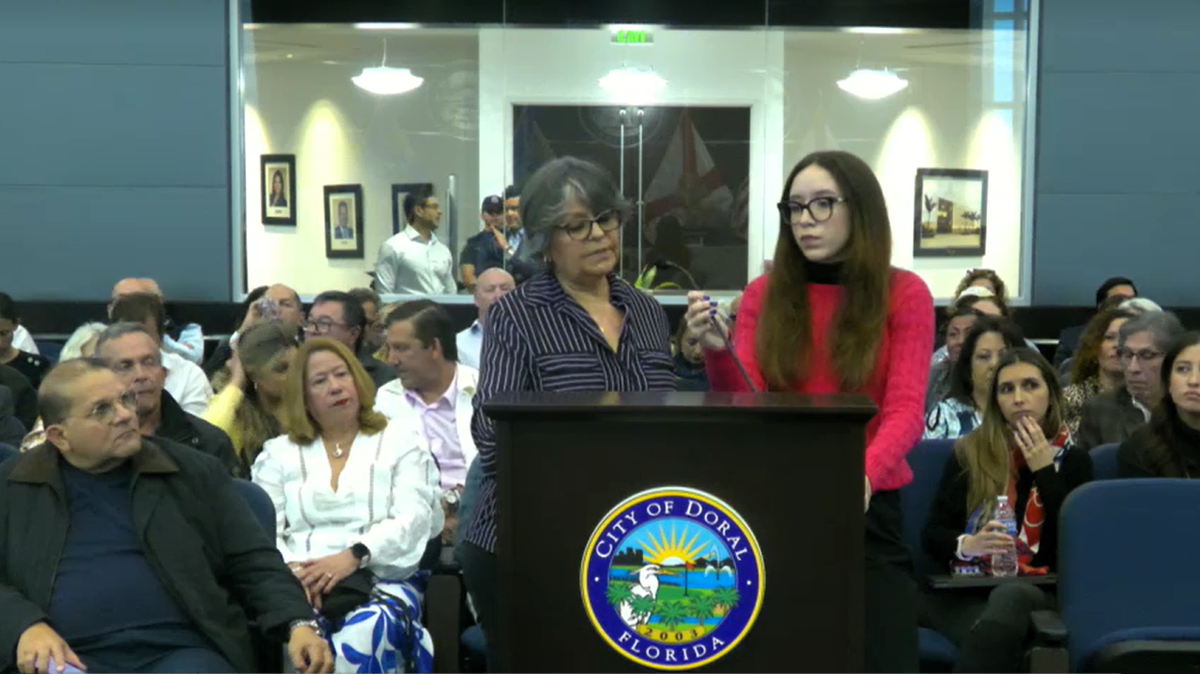 Aveleda López, residente de Doral, en representación de las personas que participan en las olimpíadas especiales asistió a una reunión especial de la ciudad para manifestar su apoyo a la administradora de la ciudad, Bárbara “Barbie” Hernández quien fue destituida por alegatos de conflictos de interés