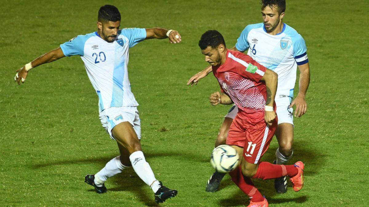 EL jugador cubano Onel Hernández (centro) trata de burlar la defensa de Gerardo Gordillo (izq.) y Rodrigo Saravia, de Guatemala, en el partido celebrado el 24 de marzo de 2021 en Ciudad de Guatemala.