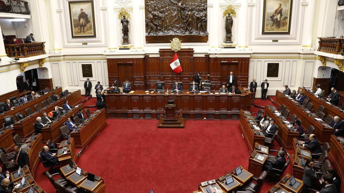 AME3967. LIMA (PERÚ), 30/09/2019.- Vista del interior del Congreso este lunes, en Lima (Perú). El presidente de Perú, Martin Vizcarra, anunció este lunes la disolución “constitucional” del Congreso peruano y llamó a un proceso electoral para elegir a un nuevo Parlamento con el objetivo de poner fin a la crisis política que lo enfrentaba con la oposición dominada por el fujimorismo. EFE/ Paolo Aguilar. Foto Archivo