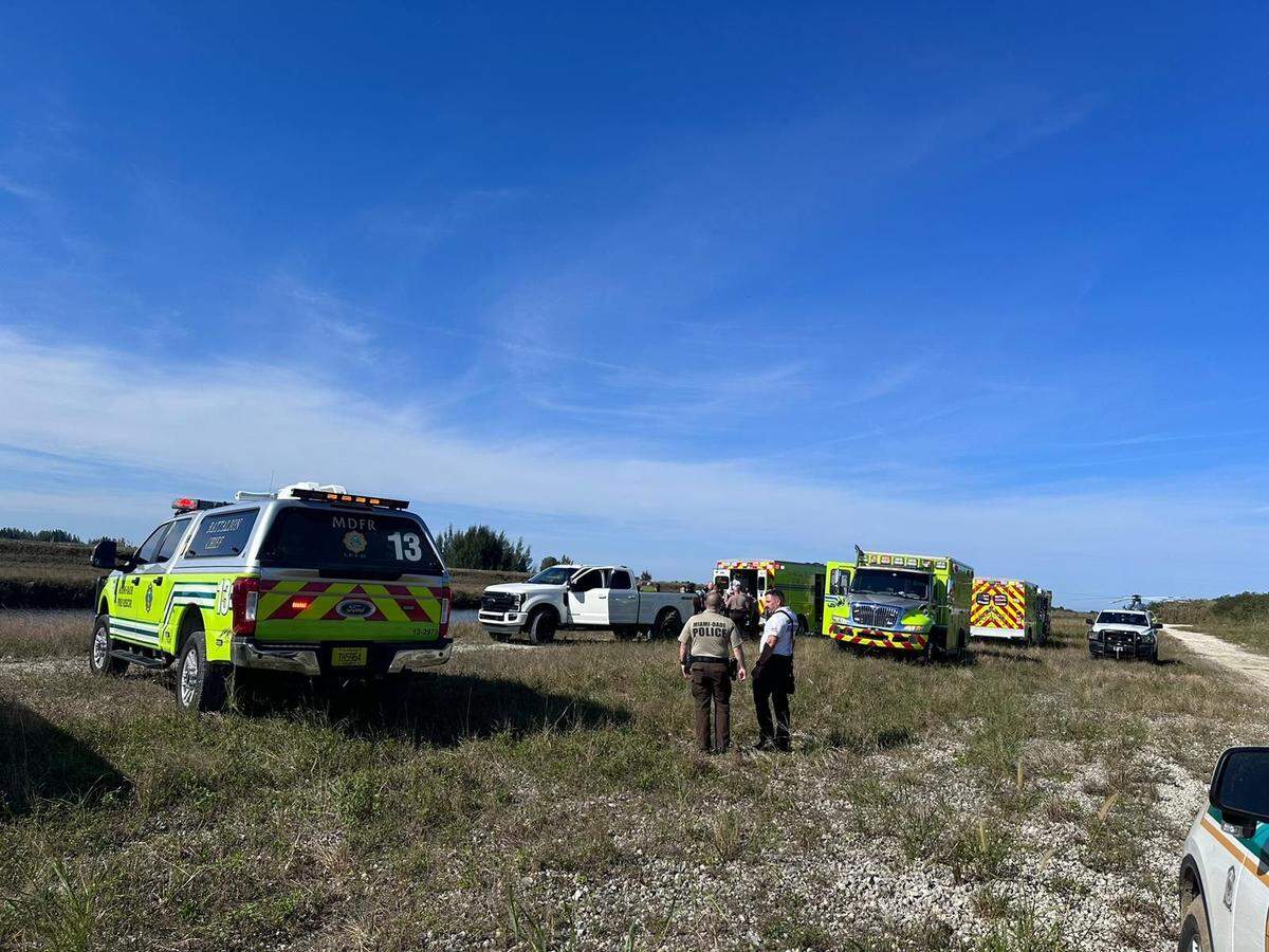 Una persona murió y otra resultó herida tras estrellarse un helicóptero en un canal en el suroeste del Condado Miami-Dade.