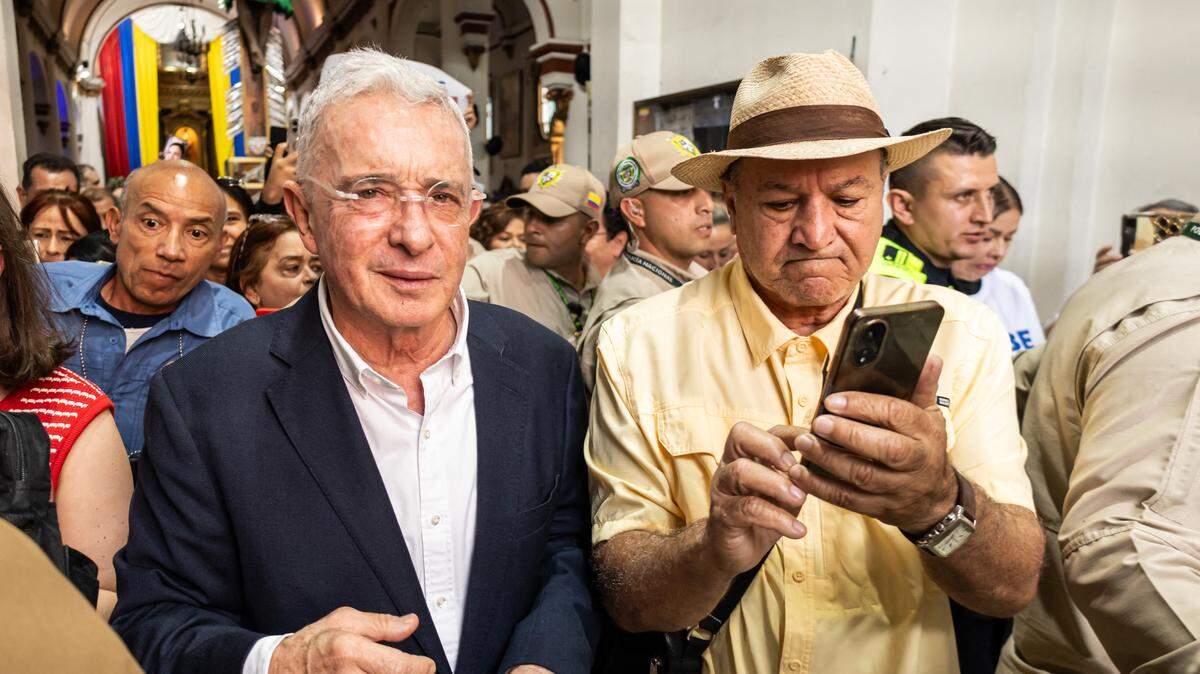 Un tribunal de Bogotá ordenó este martes la libertad inmediata del expresidente Álvaro Uribe (izq.), mientras resuelve su apelación a la histórica condena de 12 años de prisión domiciliaria por soborno y fraude procesal.