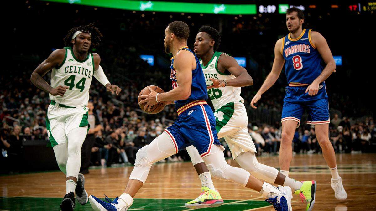 El jugador de los Warriors Stephen Curry entra al aro ante la defensa de los Celtics, en el partido celebrado el 17 de diciembre de 2021 en Boston.