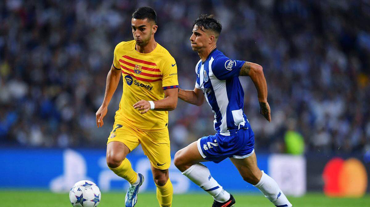El jugador de Barcelona Ferrán Torres (izq.) anotó el gol del triunfo 1-0 de Barcelona ante el Porto en la fase de grupo de la Liga de Campeones, celebrado el 4 de octubre de 2023 en Portugal.