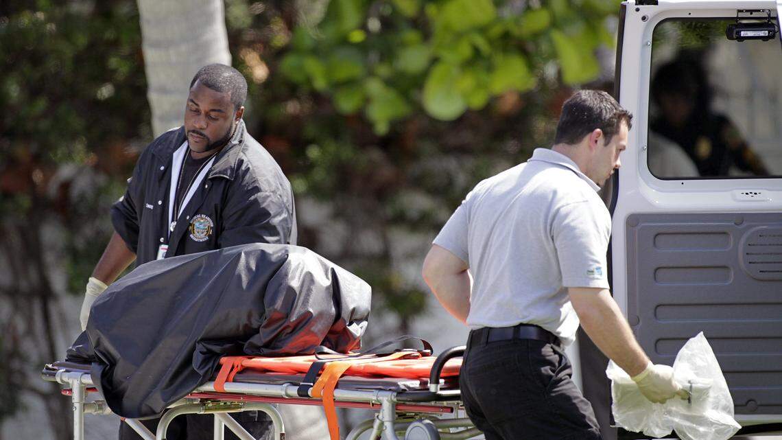 Los restos humanos encontrados en el muelle ubicado en la 96 calle del Noreste y North Bayshore Drive fueron transportados de urgencia a la morgue para ser identificados.
