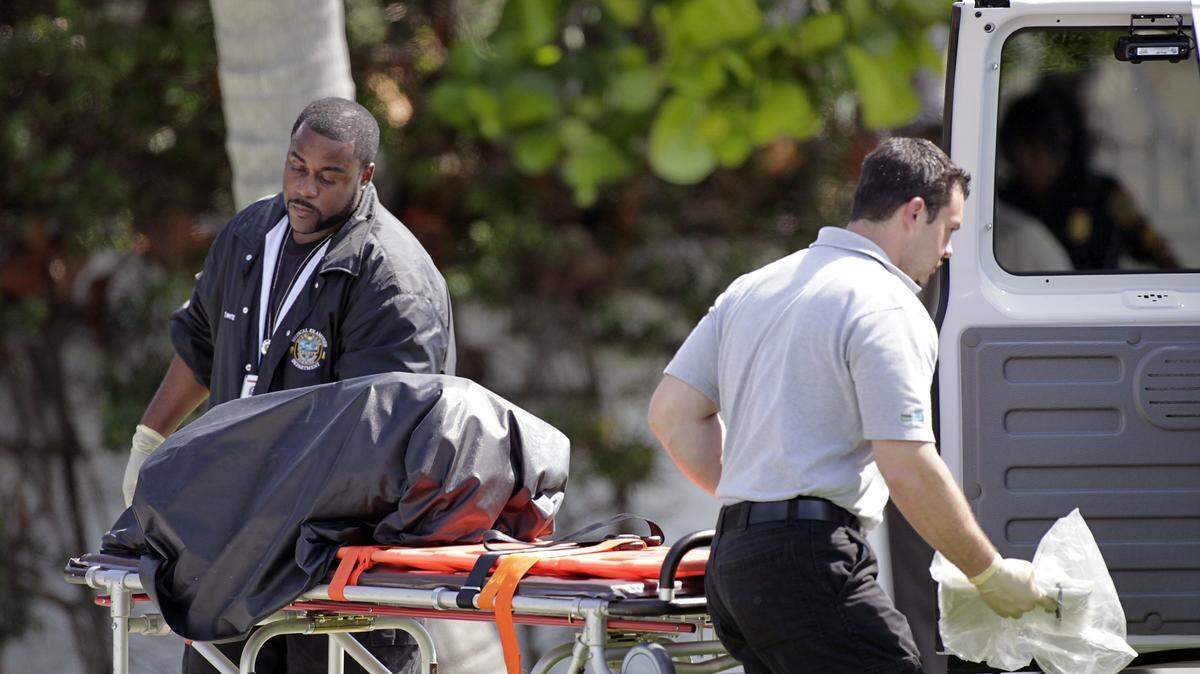 Los restos humanos encontrados en el muelle ubicado en la 96 calle del Noreste y North Bayshore Drive fueron transportados de urgencia a la morgue para ser identificados.
