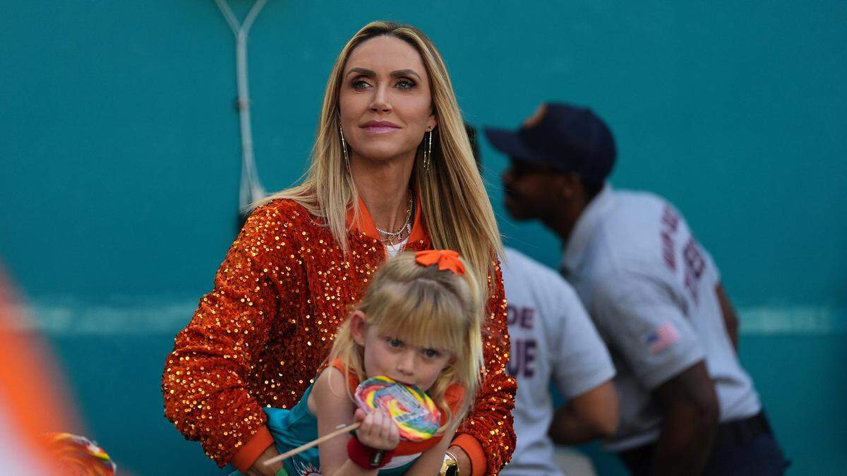 Lara Trump, y su hija Carolina observan el partido entre los Miami Dolphins y los New England Patriots durante la segunda mitad en el Hard Rock Stadium el 24 de noviembre de 2024 en Miami Gardens, Florida.