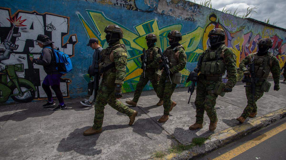 Agentes especiales de la fuerzas armadas de Ecuador patrullan las calles de Quito, como parte de lucha contra la violencia de las bandas criminales, el jueves 11 de enero de 2024.