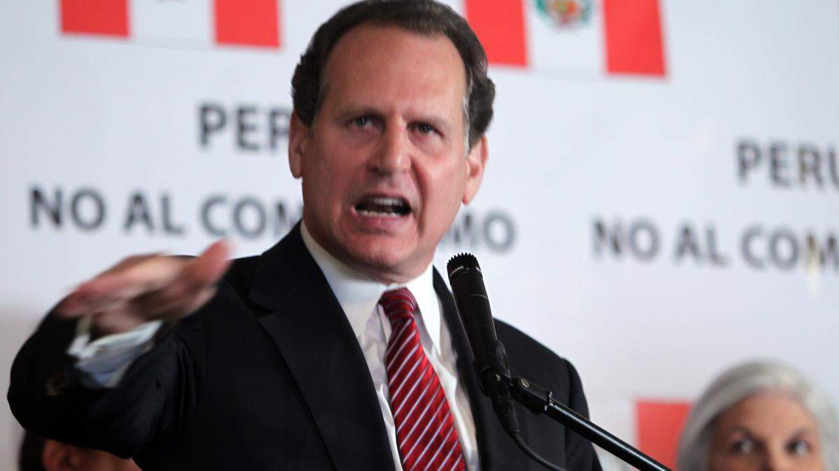El ex congresista republicano por el sur de la Florida Lincoln Díaz-Balart, falleció a los 70 años. Como un gladiador por la libertad de Cuba, un gran estadista americano defensor de los valores de la libertad, lo calificaron políticos y defensores de los derechos humanos al pie del anuncio de su fallecimiento que puso en sus redes su hermano, el también congresista Mario Díaz-Balart.