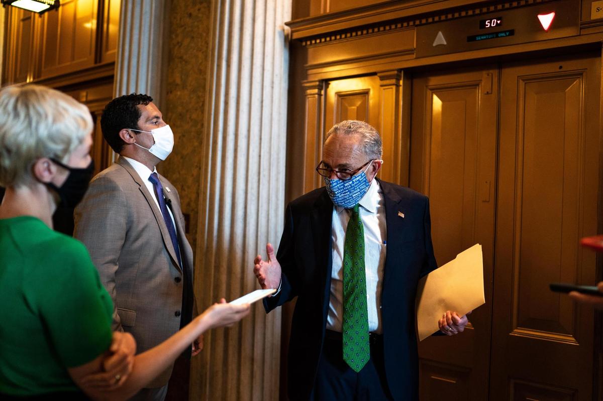El líder de la minoría, el senador Chuck Schumer, habla con la prensa en el Capitol en Washington, el 10 de septiembre, cuando se votó sobre paquete de estímulo presentado por los republicanos.