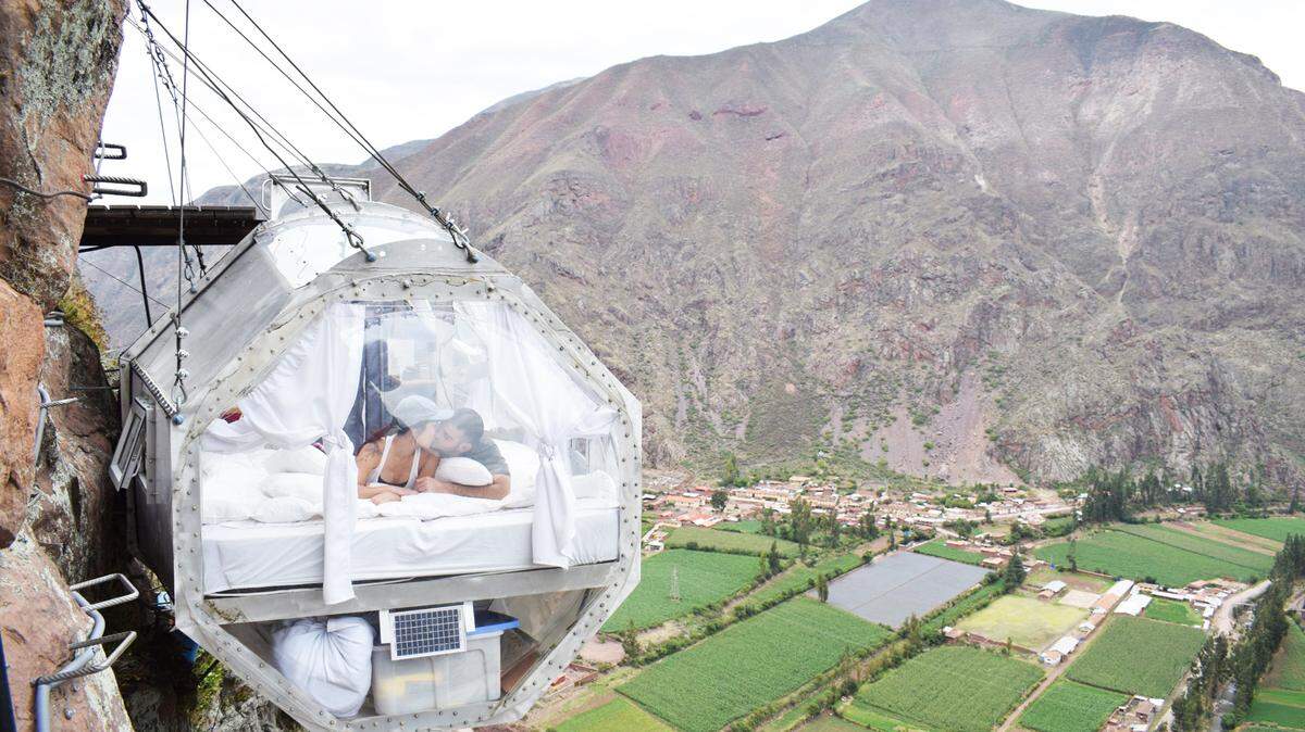 Una impresionante vista de una de las habitaciones colgantes del Skylodge Adventure Suites, en Urubamba, Perú .