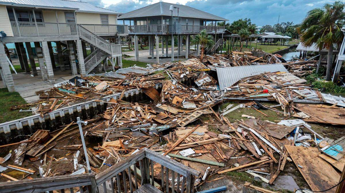 Algunas estructuras nuevas se mantuvieron en pie mientras que algunos edificios más antiguos se astillaron después de que el huracán Idalia azotara Horseshoe Beach, Florida, el miércoles 30 de agosto de 2023.