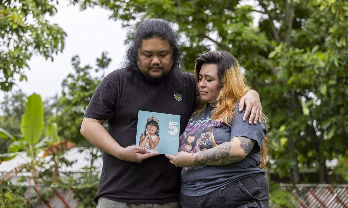 Danny Tran y su esposa, Samari Curbelo, sostienen una fotografía de su hija, Harlow Jet Tran, en el patio trasero de su casa el miércoles 3 de junio de 2026, en Coral Springs, Florida. Harlow, de seis años, murió en un accidente automovilístico en 2024 después de que un hombre que huía de un agente de policía de Coral Springs —debido a los cristales tintados de su vehículo— chocara contra el SUV en el que viajaba la niña.