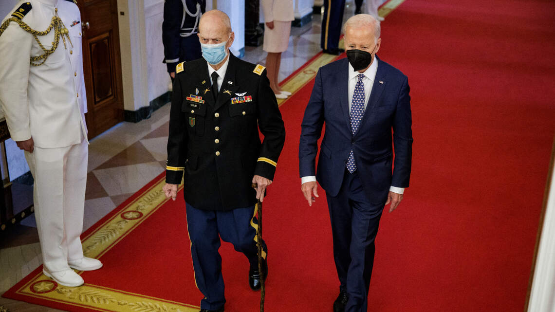 Biden usa mascarilla por primera vez en meses tras positivo a COVID-19 de la primera dama
