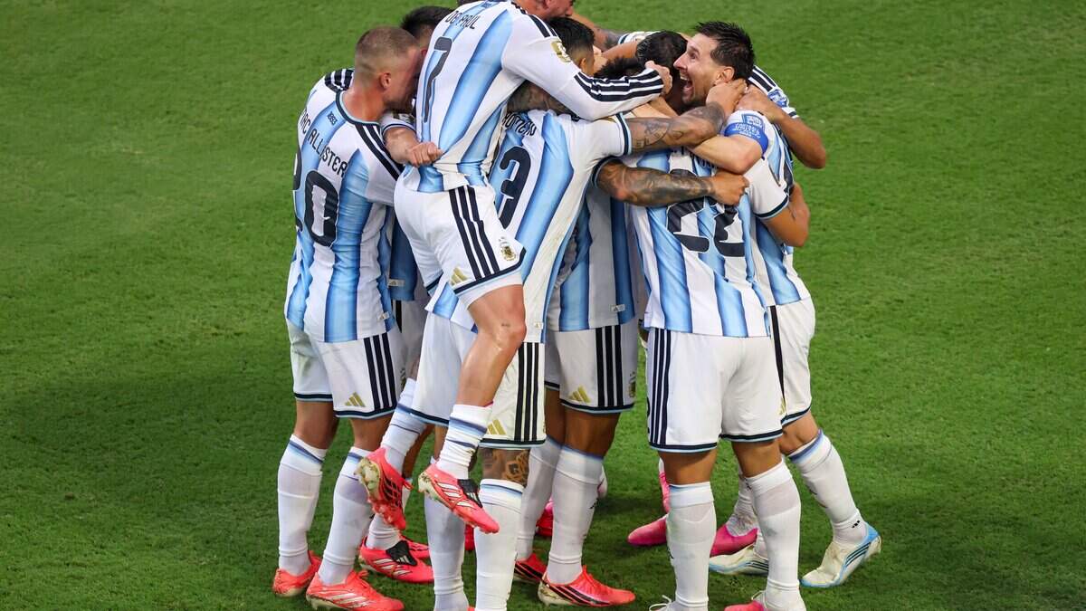 El delantero argentino Lionel Messi (10) celebra con sus compañeros tras anotar contra Cabo Verde en la primera mitad del partido de dieciseisavos de final de la Copa Mundial de la FIFA 2026, disputado en el Hard Rock Stadium (Estadio de Miami) el viernes 3 de julio de 2026 en Miami Gardens, Florida.