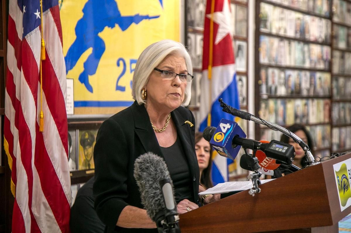 Sylvia Iriondo, presidenta de M.A.R. por Cuba, expresó la preocupación de una coalición de exiliados cubanos ante posible censura de emisoras de Miami, durante la conferencia de prensa en el Museo de Bahía de Cochinos y sede de la Brigada 2506 en La Pequeña Habana, el 8 de junio.
