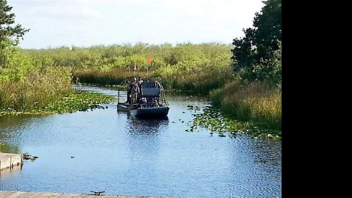 Un bote  es remolcado en los Everglades tras un accidente que dejó a dos mujeres lesionadas. DEPARTAMENTO DE BOMBEROS DE BROWARD