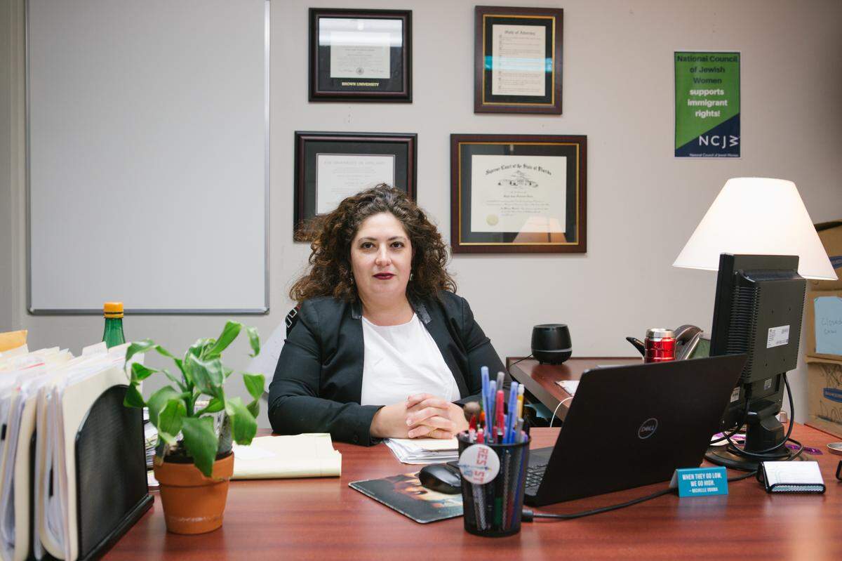 ‘En muchos casos, en las negativas a la [certificación para la visa U] que he recibido, he tratado de conseguir explicaciones, pero no han sido muy satisfactorias”, dice Maya Ibars, abogada de inmigración de Catholic Legal Services, quien maneja el caso de Alcántara, en Miami, Florida.