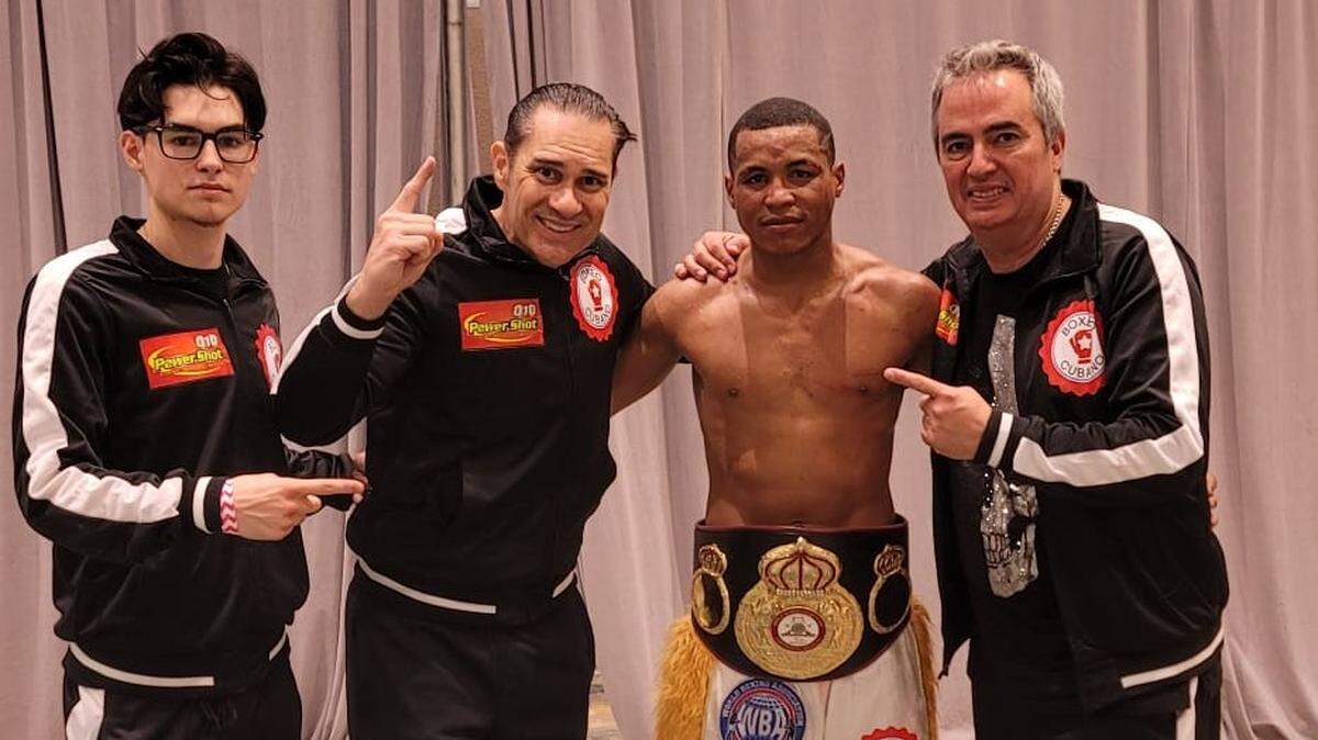 KEVIN BROWN con su faja continental de la AMB junto a su manager Jesse Rodríguez (D) y sus entrenadores Bob Sanos y Joey Santos (I).