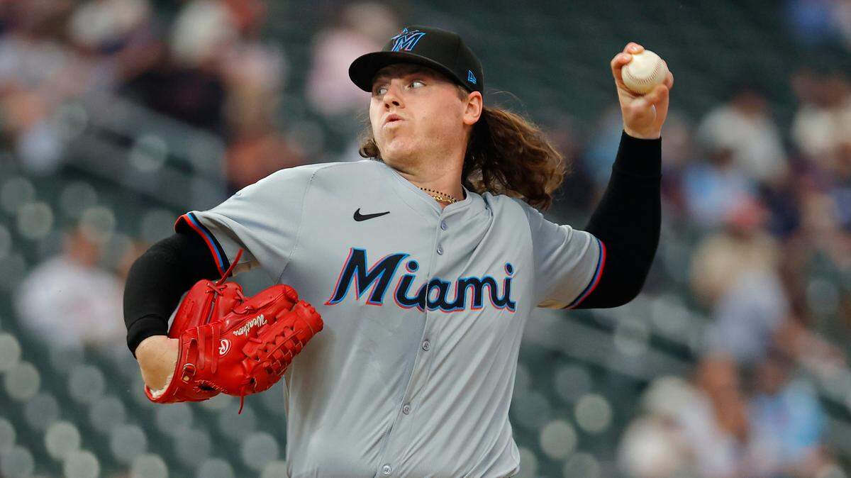 El abridor de los Marlins Ryan Weathers lanza en el primer inning del partido ante los Mellizos, celebrado el 24 de septiembre de 2024 en el Target Field de Minneápolis, Minnesota.