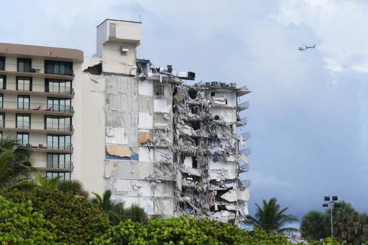 El colapso parcial del condominio Champlain Towers South en Surfside dejó 98 personas muertas. La sección del edificio que permaneció en pie fue posteriormente demolida con explosivos.Archivo del Miami Herald.