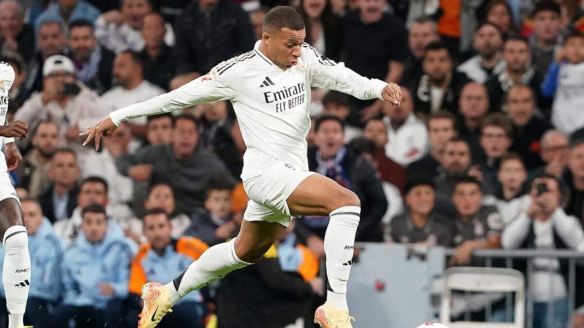 El Real Madrid se acercó a un punto del FC Barcelona al imponerse este domingo en casa al Getafe (2-0) con un gol de Kylian Mbappé en la 15ª fecha de LaLiga.