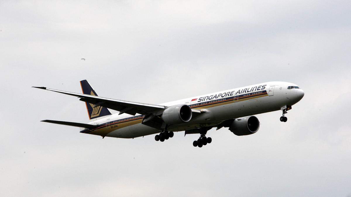 Foto de archivo fechada el 06/03/09 de un Boeing 777 de Singapore Airlines aterrizando en el aeropuerto de Heathrow.