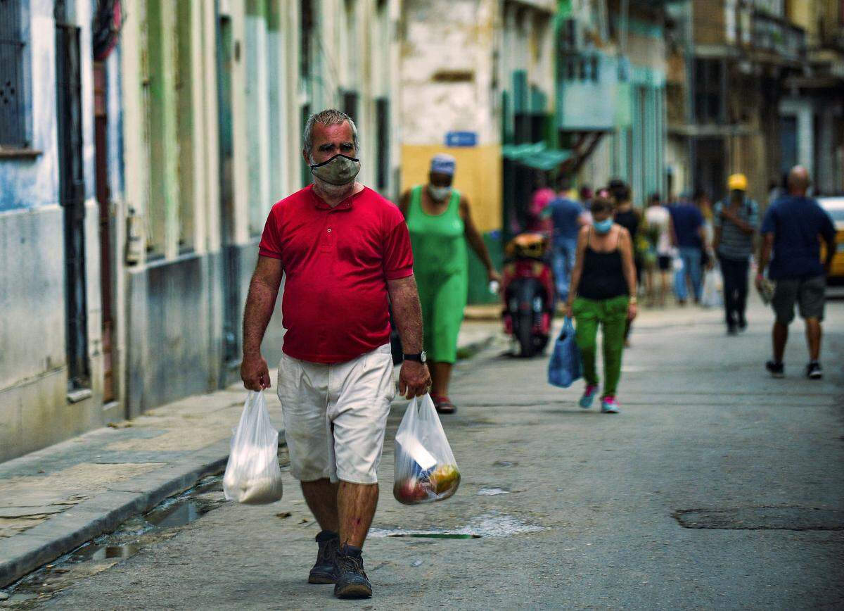 Después de las protestas, el gobierno cubano sacó ciertos productos alimentarios a la calle, que llevaban mucho tiempo sin aparecer en los comercios de la isla.