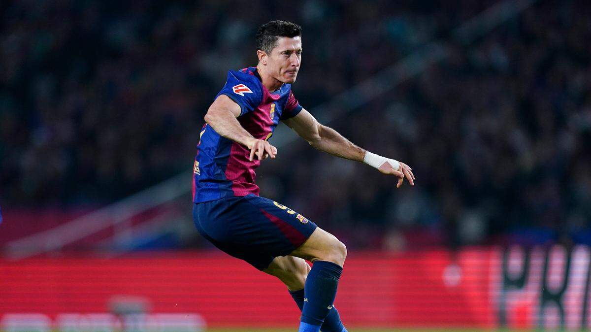 Con dos goles de Robert Lewandowski, Barcelona arrolló este miércoles al Estrella Roja al ganar 5-2 en Belgrado en la cuarta jornada de la Liga de Campeones.