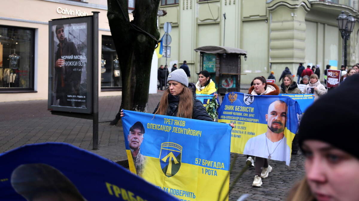 Cientos de personas marchan para exigir la liberación de los prisioneros de guerra ucranianos que tiene Rusia, el domingo 26 de enero de 2025, en Odesa, Ucrania.