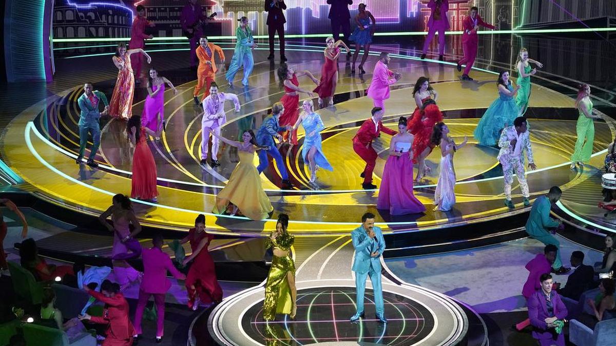 Becky G, izquierda, y Luis Fonsi interpretan “No hablamos de Bruno” de “Encanto” en los Oscar el domingo 27 de marzo de 2022 en el Dolby Theatre de Los Ángeles. (Foto AP/Chris Pizzello)
