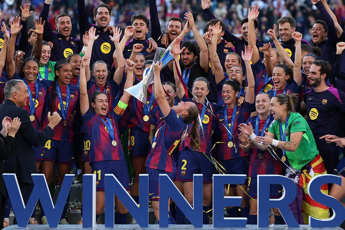 Las jugadoras del FC Barcelona celebran mientras alzan el trofeo de la Liga de Campeones Femenina durante la ceremonia de victoria.