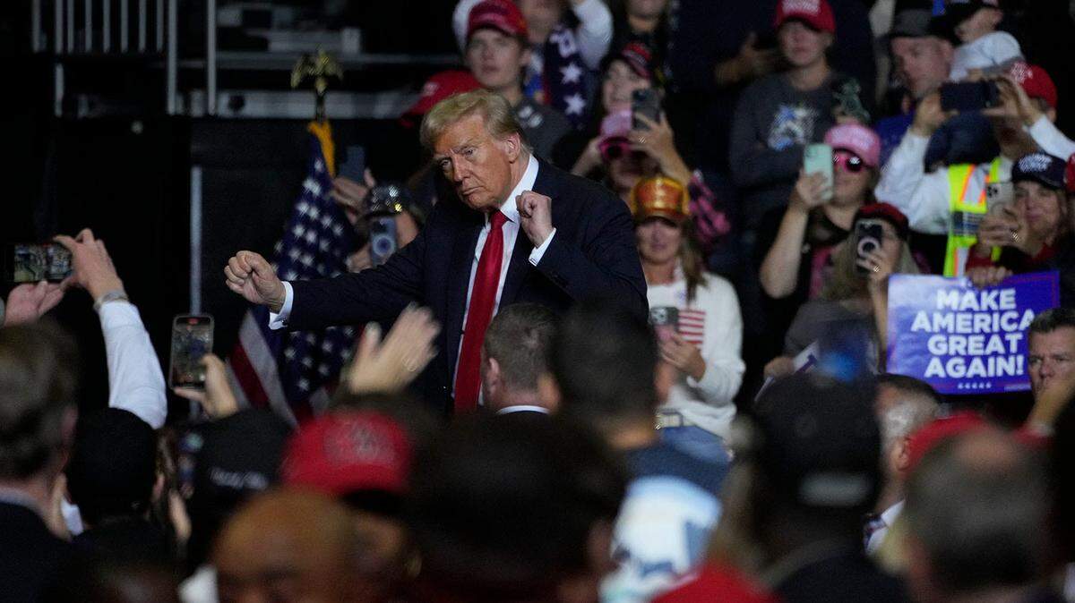 Donald Trump baila y saluda a la multitud al concluir su mitin político en el Fiserv Forum de Milwaukee.