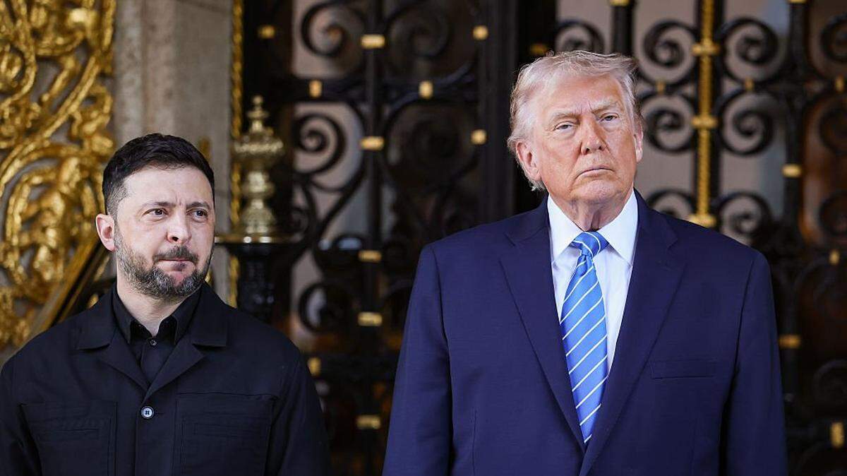 PALM BEACH, FLORIDA - DECEMBER 28: U.S. President Donald Trump greets Ukrainian President Volodymyr Zelensky at his Mar-a-Lago club on December 28, 2025 in Palm Beach, Florida. Trump invited Zelensky to his private club to work on the U.S.-proposed peace plan to end the war in Ukraine, as the conflict approaches four years since the sudden full-scale invasion by Russia on February 24, 2022. (Photo by Joe Raedle/Getty Images)