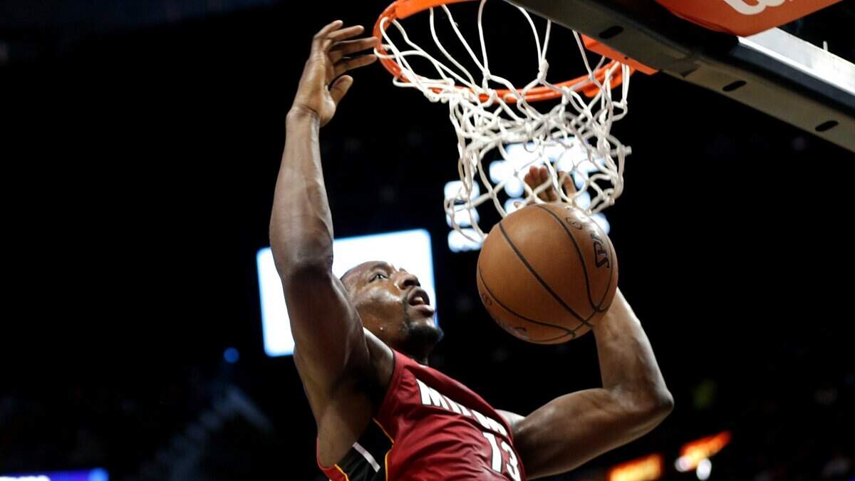 El centro del Heat Bam Adebayo clava la pelota ante los Pelicans el 30 de noviembre en el American Airlines Arena. Este viernes como titular marcó record de anotación contra los Suns.