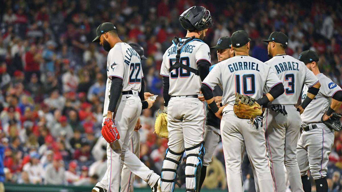 El abridor de los Marlins Sandy Alcántara (22) deja la lomita en el quinto inning del partido ante los Filis, celebrado el 10 de abril de 2023 en Filadelfia.