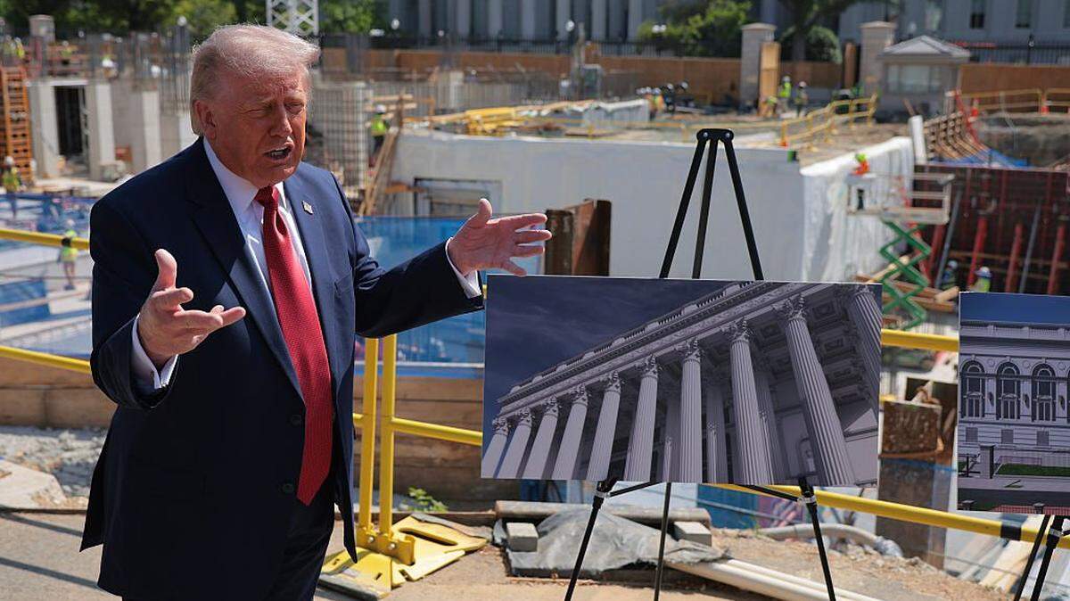 El presidente de los EEUU, Donald Trump, habla con los periodistas sobre su propuesta de salón de baile en la Casa Blanca, junto al lugar de las obras, el 19 de mayo de 2026 en Washington, DC. Donald Trump, aprovechó este domingo el tiroteo ocurrido el sábado frente a la Casa Blanca para reivindicar la construcción en marcha de un gran salón de baile en la residencia presidencial, que incluiría un complejo de seguridad.