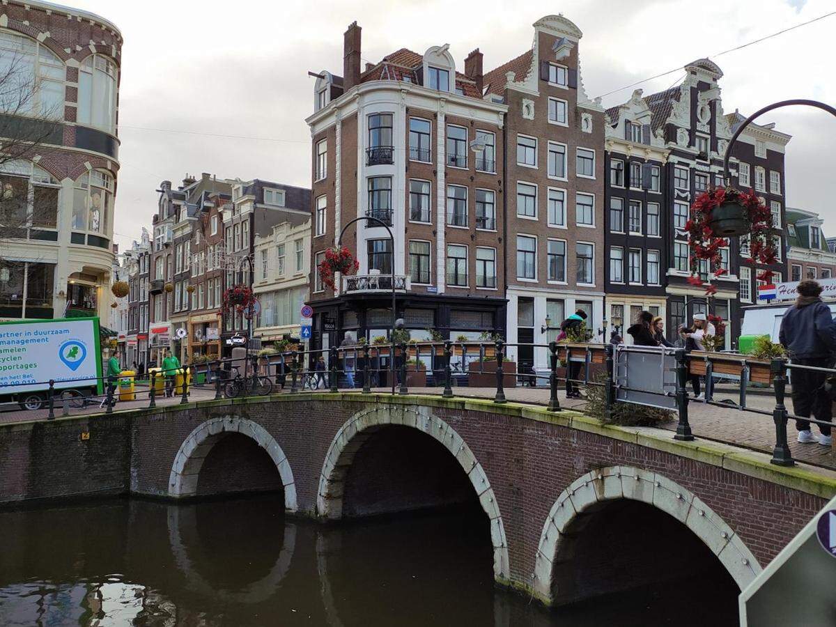 Edificios, canales y puentes en el centro de Ámsterdam.