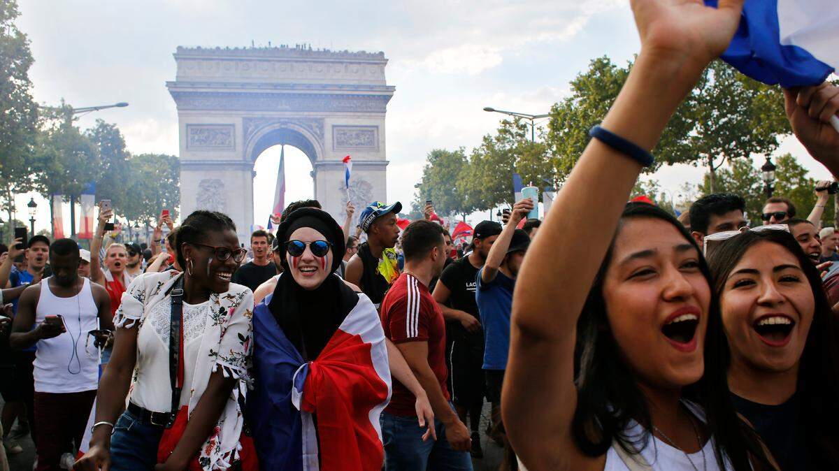 Personas celebran en París la victoria de Francia sobre Croacia en la final del Mundial, el 15 de julio de 2018.
