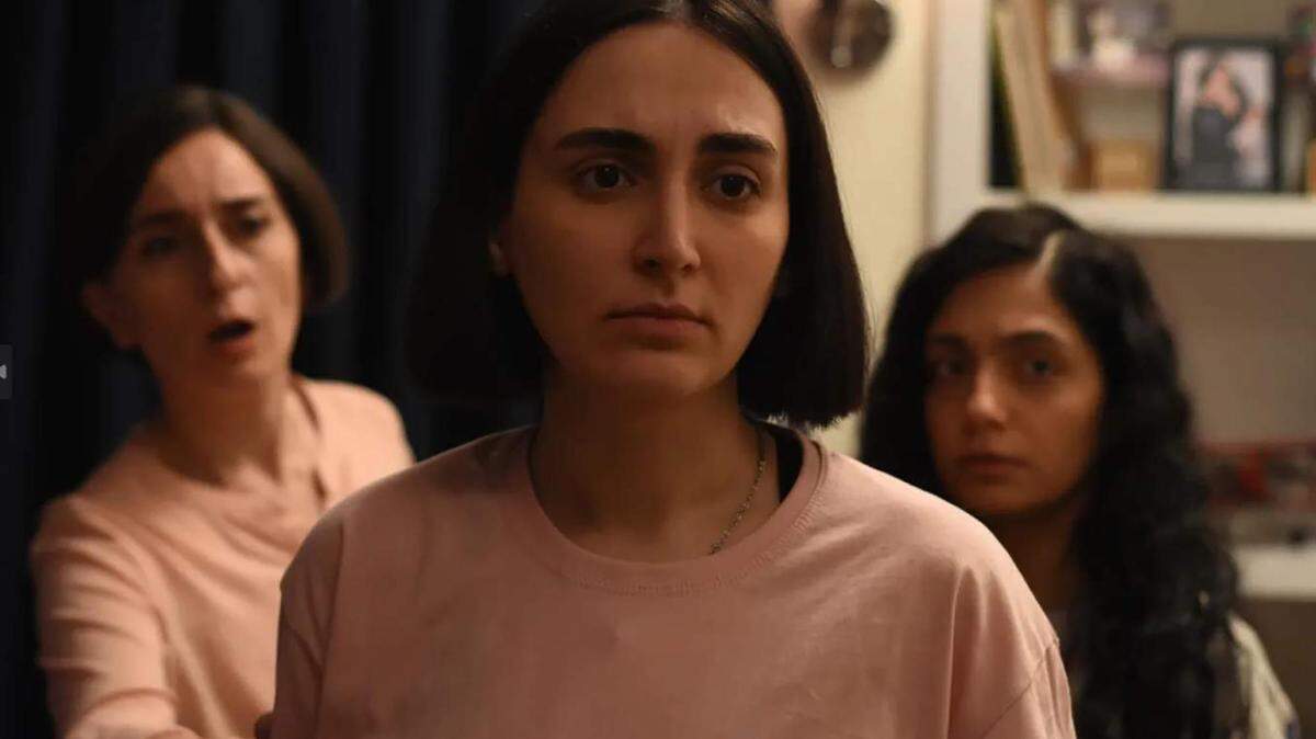 En Coral Gables Art Cinema ‘The Seed of the Sacred Fig’ (2024) ficción política que combina imágenes reales de las protestas que fueron violentamente reprimidas por las autoridades iraníes.