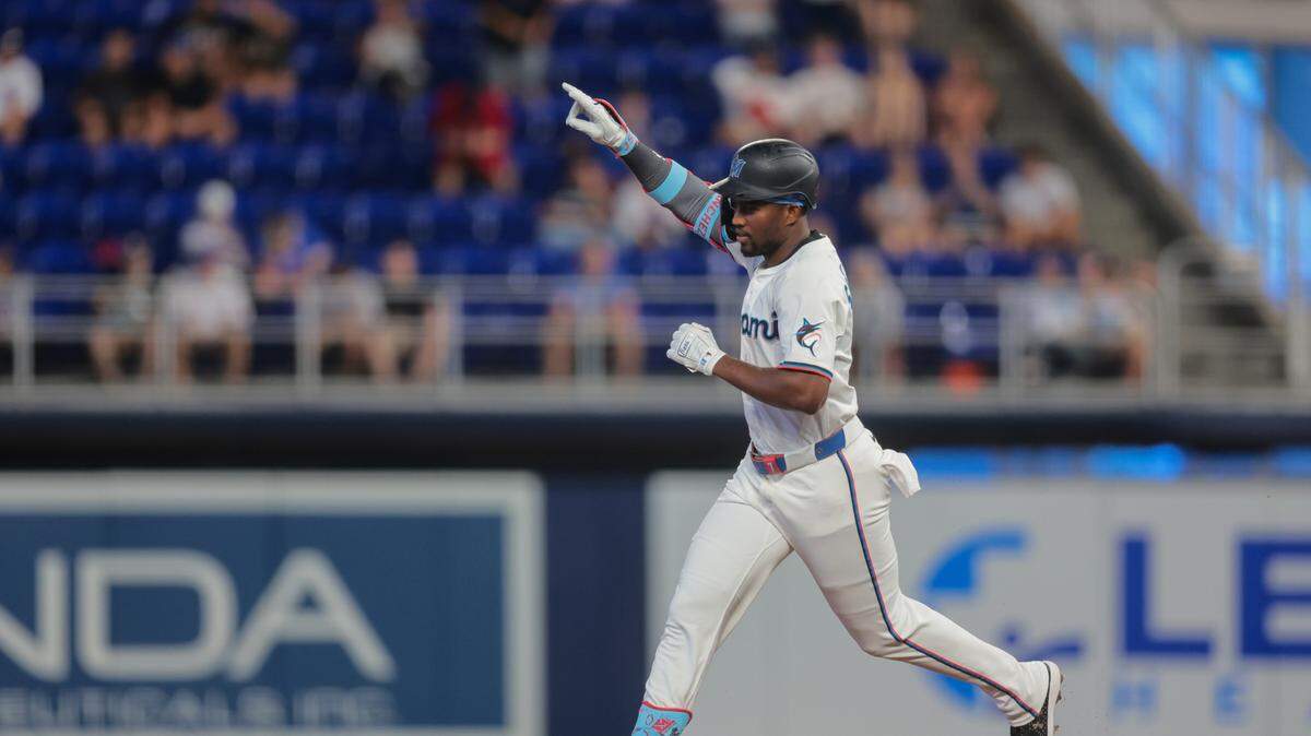 El jardinero de los Marlins Jesús Sánchez recorre las bases tras pegar un jonrón en el primer inning del partido ante los Cachorros de Chicago, celebrado el 19 de mayo de 2025 en Miami.