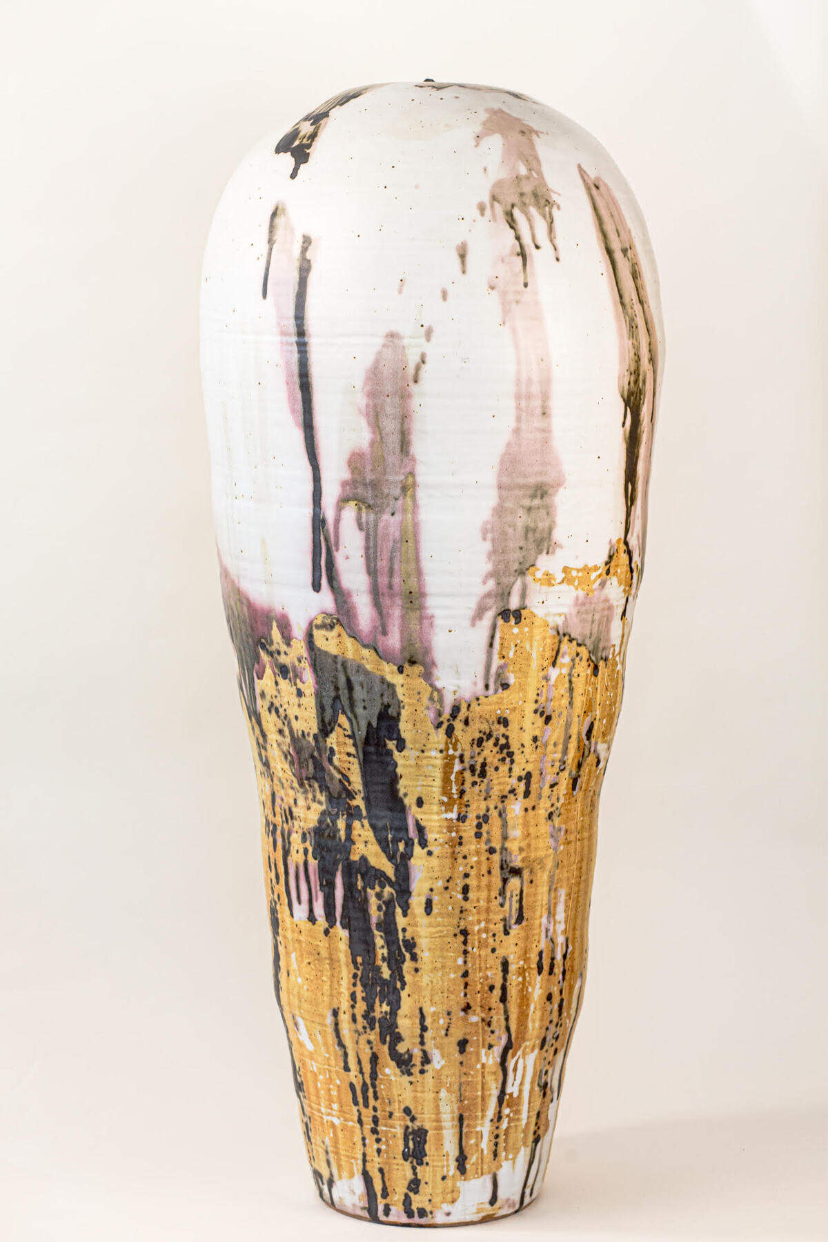 ‘Sakura’, pieza realizada en arenisca por Toshiko Takaezu expuesta en la Bienal de Venecia 2022.