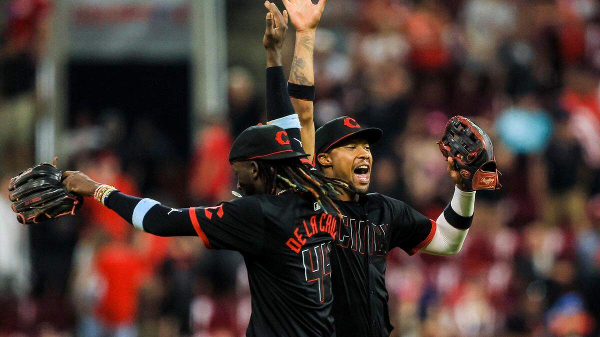 El jardinero de los Rojos de Cincinnati Will Benson (30) choca los cinco con el campocorto Elly De La Cruz (44) después de la victoria sobre los Marlins de Miami en el Great American Ball Park, el 12 de julio de 2024; en Cincinnati, Ohio.