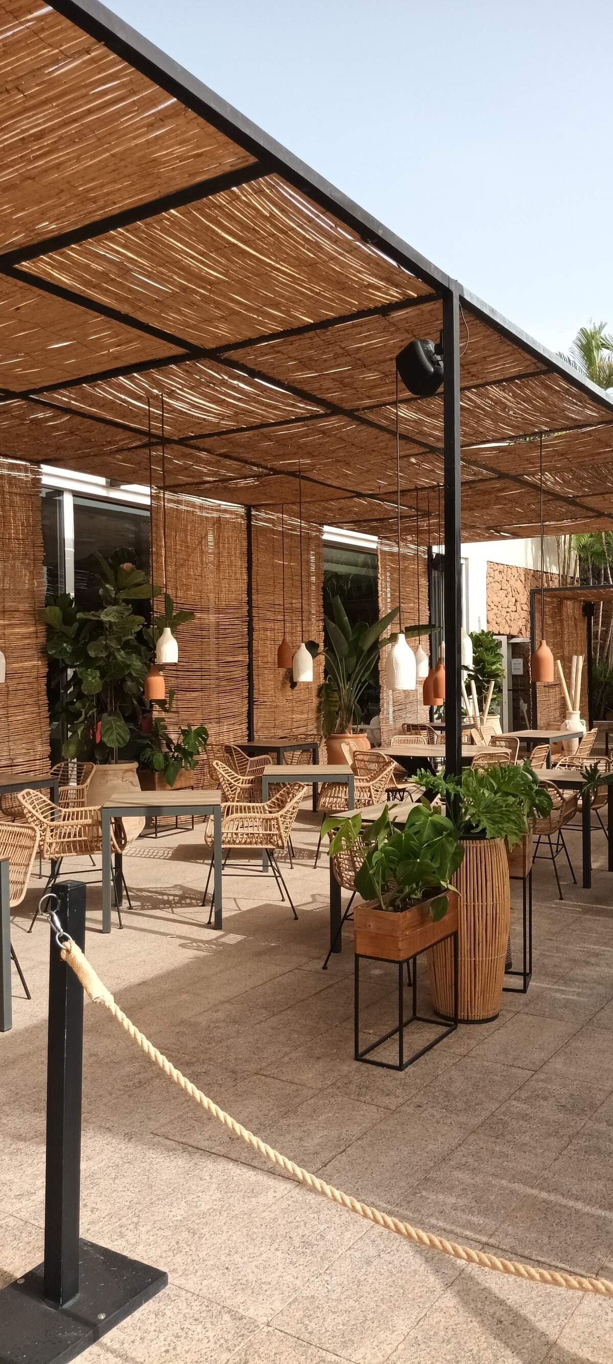 El restaurante Macaronesia de estética tropical o eco-friendly sirve comida continental en un entorno rústico, que aporta sabor y relajación.