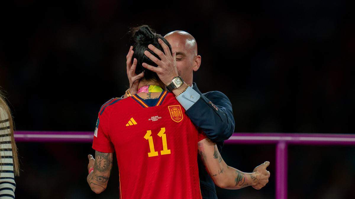 Luis Rubiales, presidente de la Federación Española de Fútbol, besa a la jugadora española Jenni Hermoso durante la premiación por ganar la Copa Mundial Femenina de Futbol FIFA, el 20 de agosto de 2023, en Sydney, Australia.