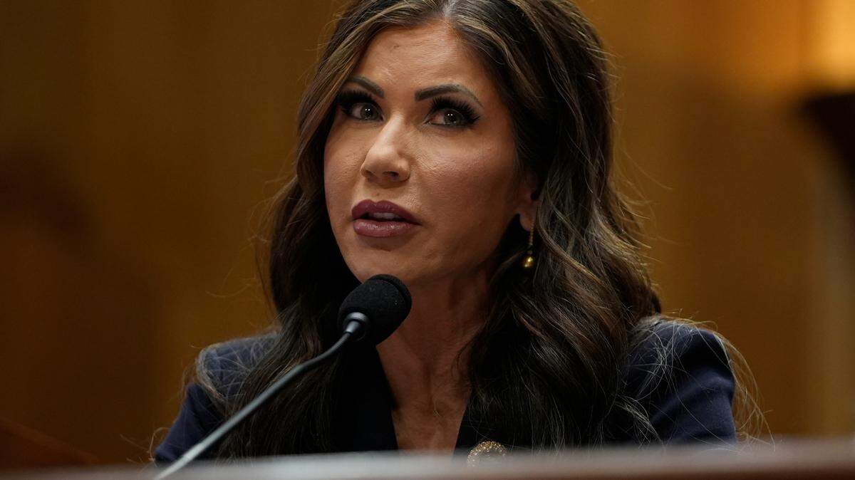 La gobernadora de Dakota del Sur, Kristi Noem (R-SD), nominada por el presidente electo Donald Trump para dirigir el Departamento de Seguridad Nacional, comparece ante los senadores el viernes en una audiencia de confirmación en Washington el 17 de enero de 2025 en Washington DC.