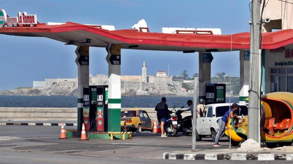 Varias personas esperan para llenar sus tanques de combustible en una estación de gasolina este miércoles, junto al Malecón de La Habana (Cuba). 