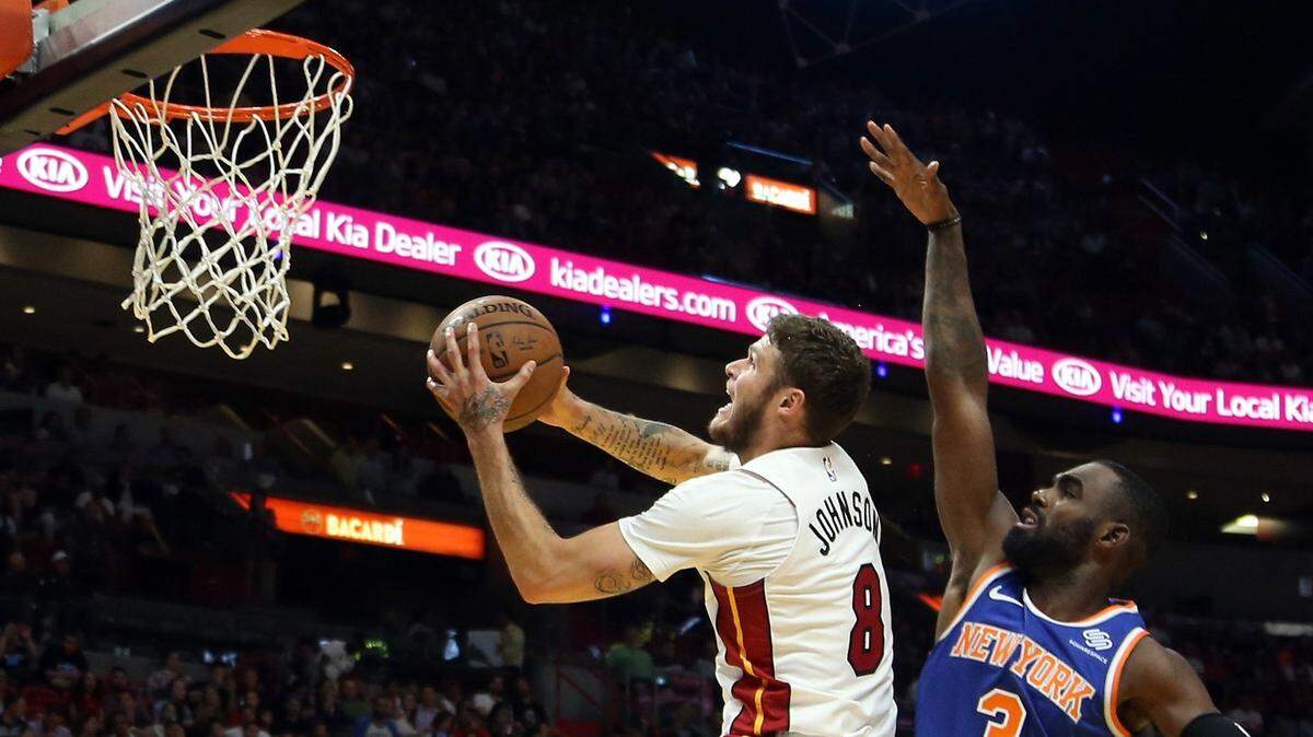 El jugador del Heat Tyler Johnson entra al aro ante la marca de Tim Hardaway Jr., de los Kincks, en el partido celebrado el 24 de octubre de 2018 en Miami.