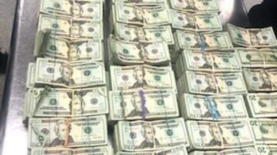 Descubren $500,000 escondidos en una silla en el Aeropuerto de Miami