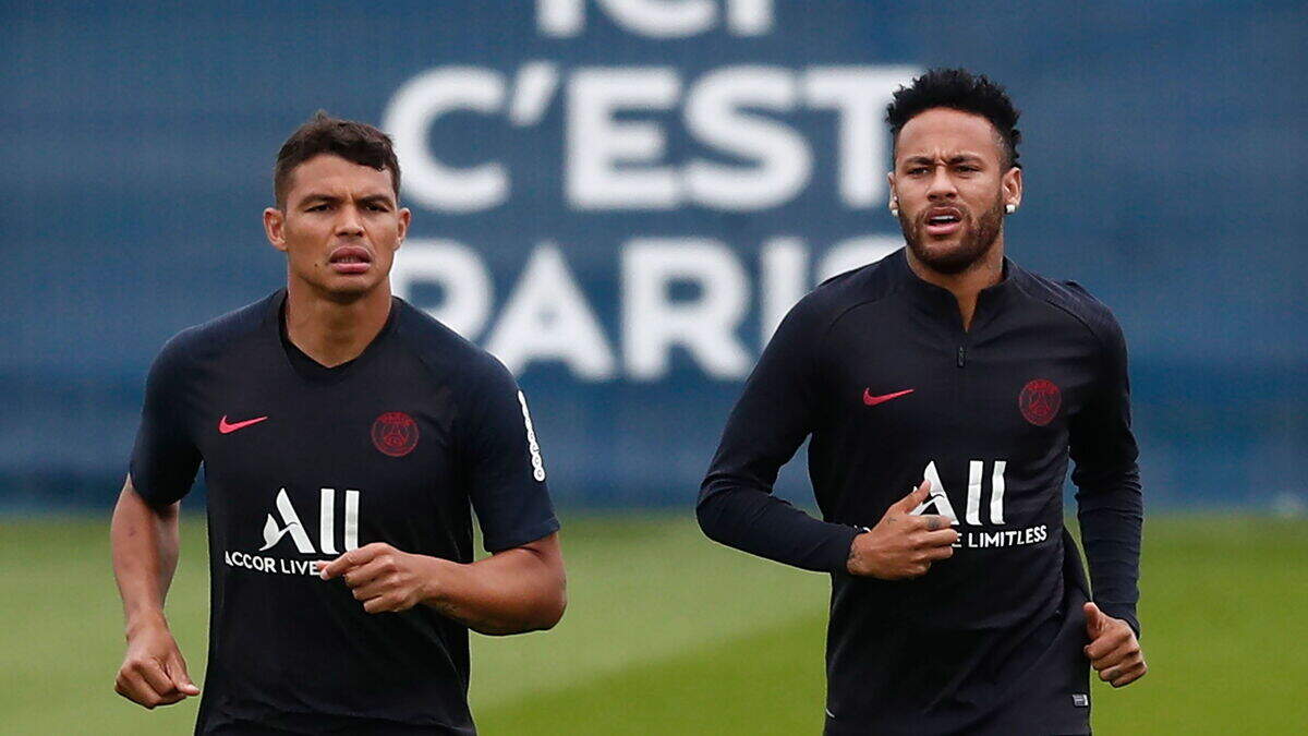 Thiago Silva y Neymar Jr (der.) corren en un entrenamiento con el Paris Saint Germain, el 17 de agosto de 2019.