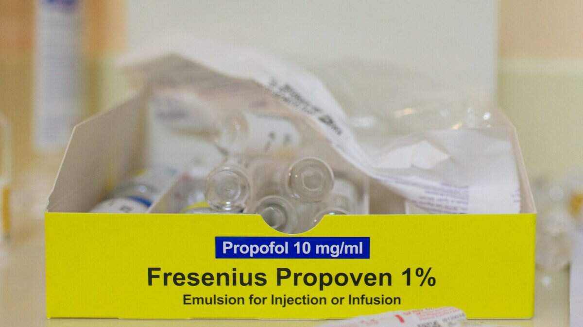 Esta imagen, tomada el 6 de agosto de 2021, muestra una caja de propofol,